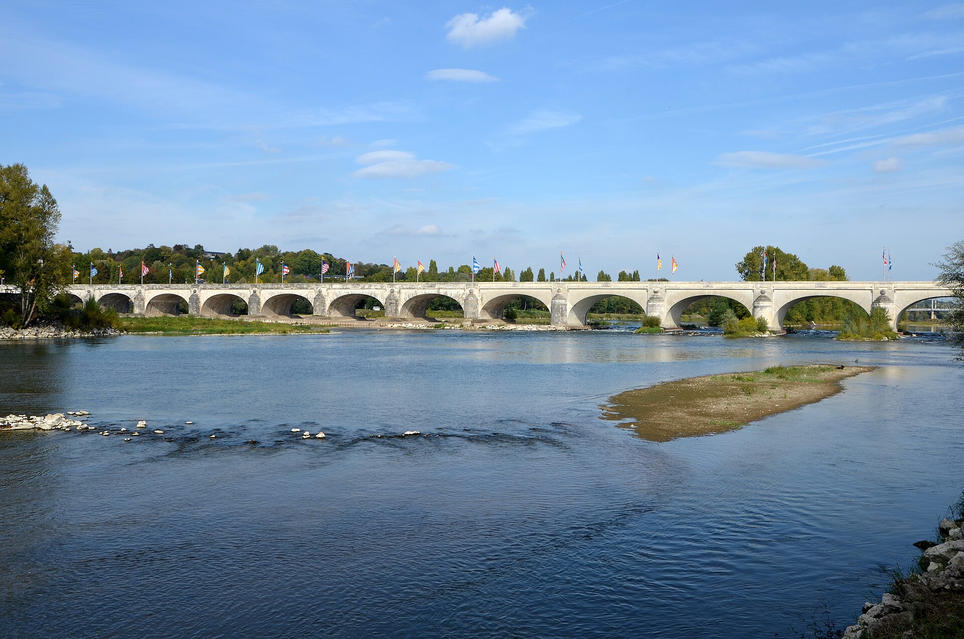 Pont Wilson crossing the Loire in Tours